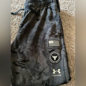 Men’s under amour project rock sweat pants